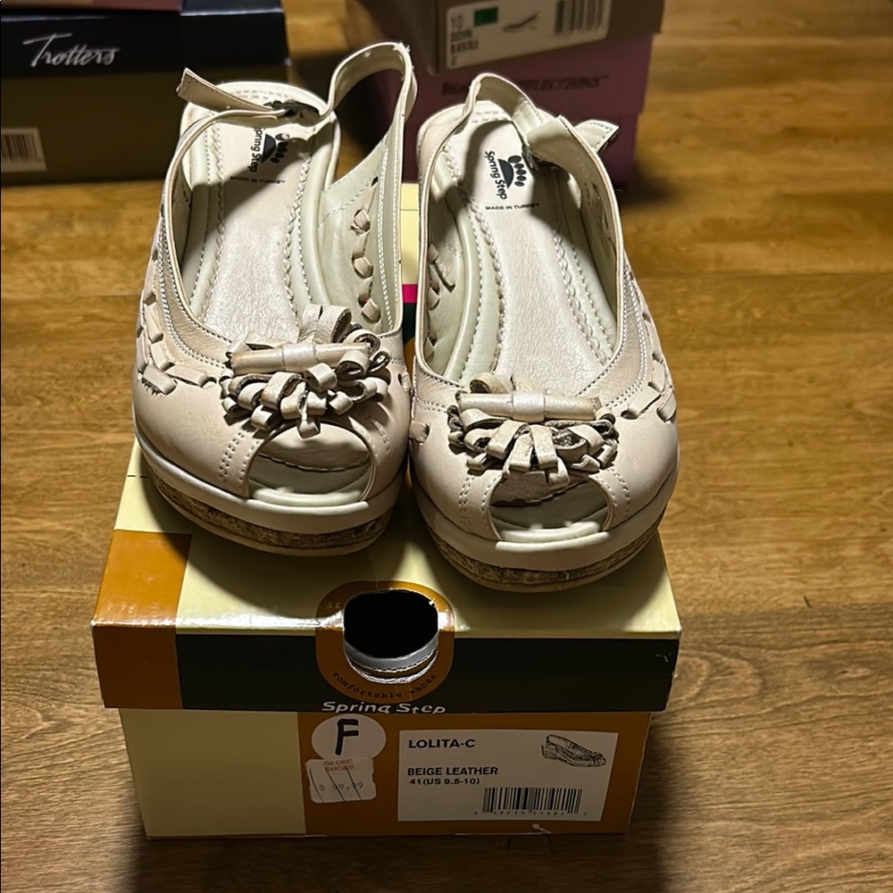 9.5/10 (41) Spring Step Beige Leather Women's Shoes